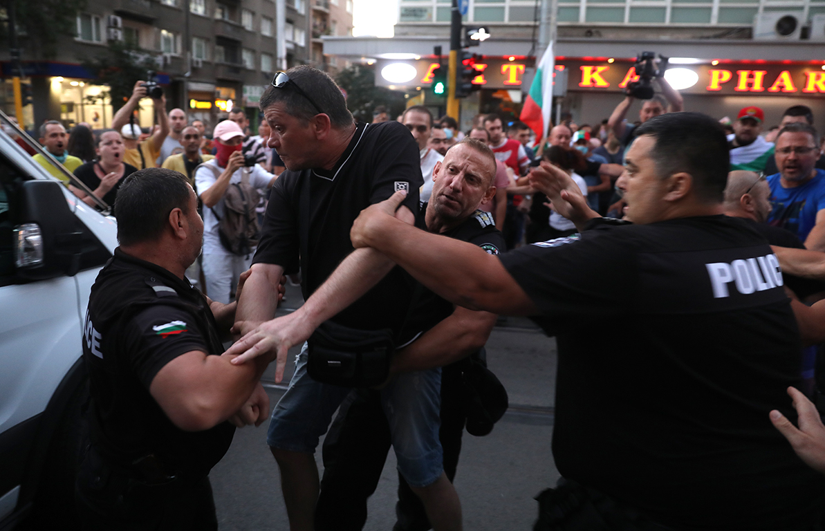 <p>Два протеста на метри един от друг, сблъсъци, арестувани</p>