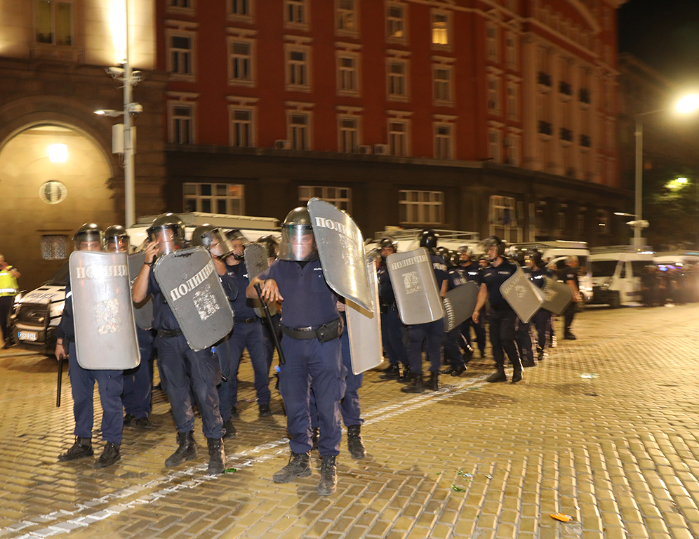 <p>Два протеста на метри един от друг, сблъсъци, арестувани</p>