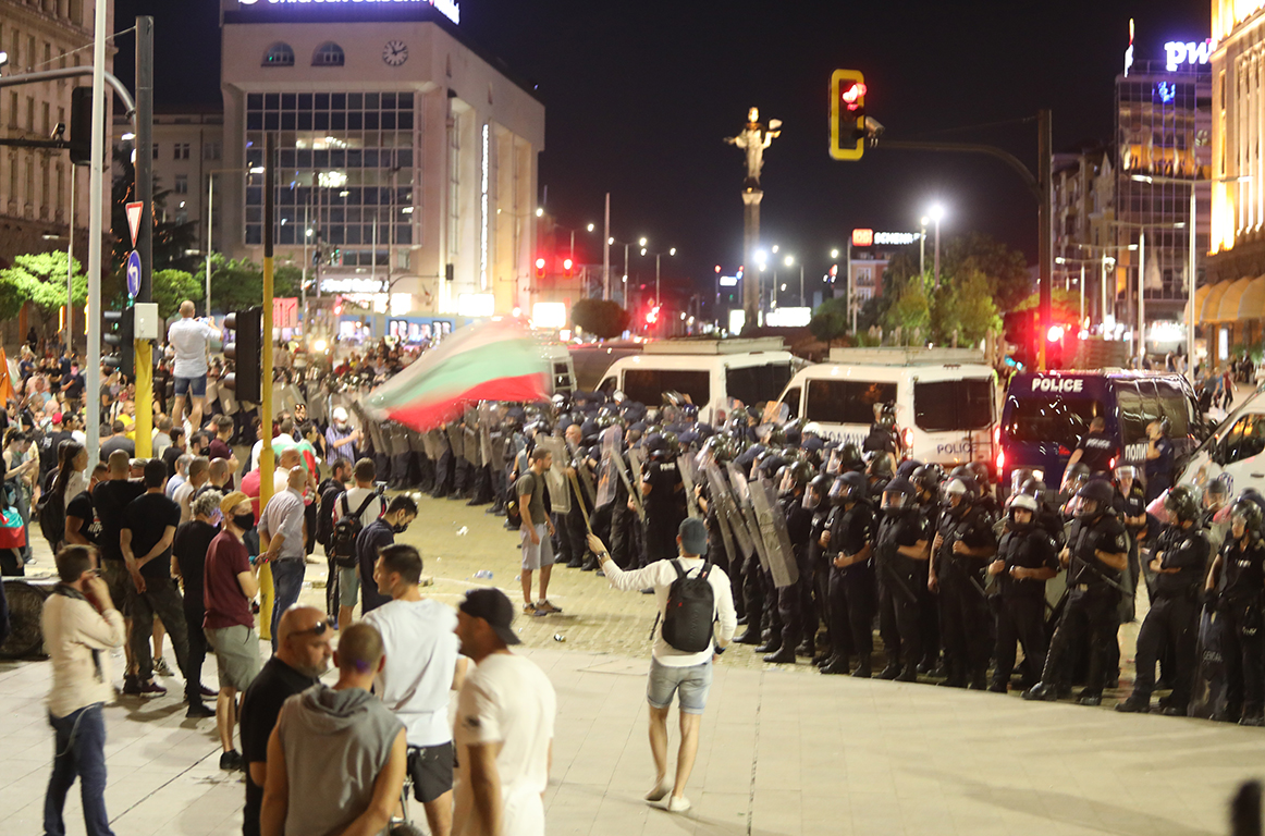 <p>Два протеста на метри един от друг, сблъсъци, арестувани</p>