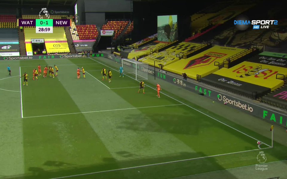 Нюкасъл води с 1:0 на почивката в мач от 35-я