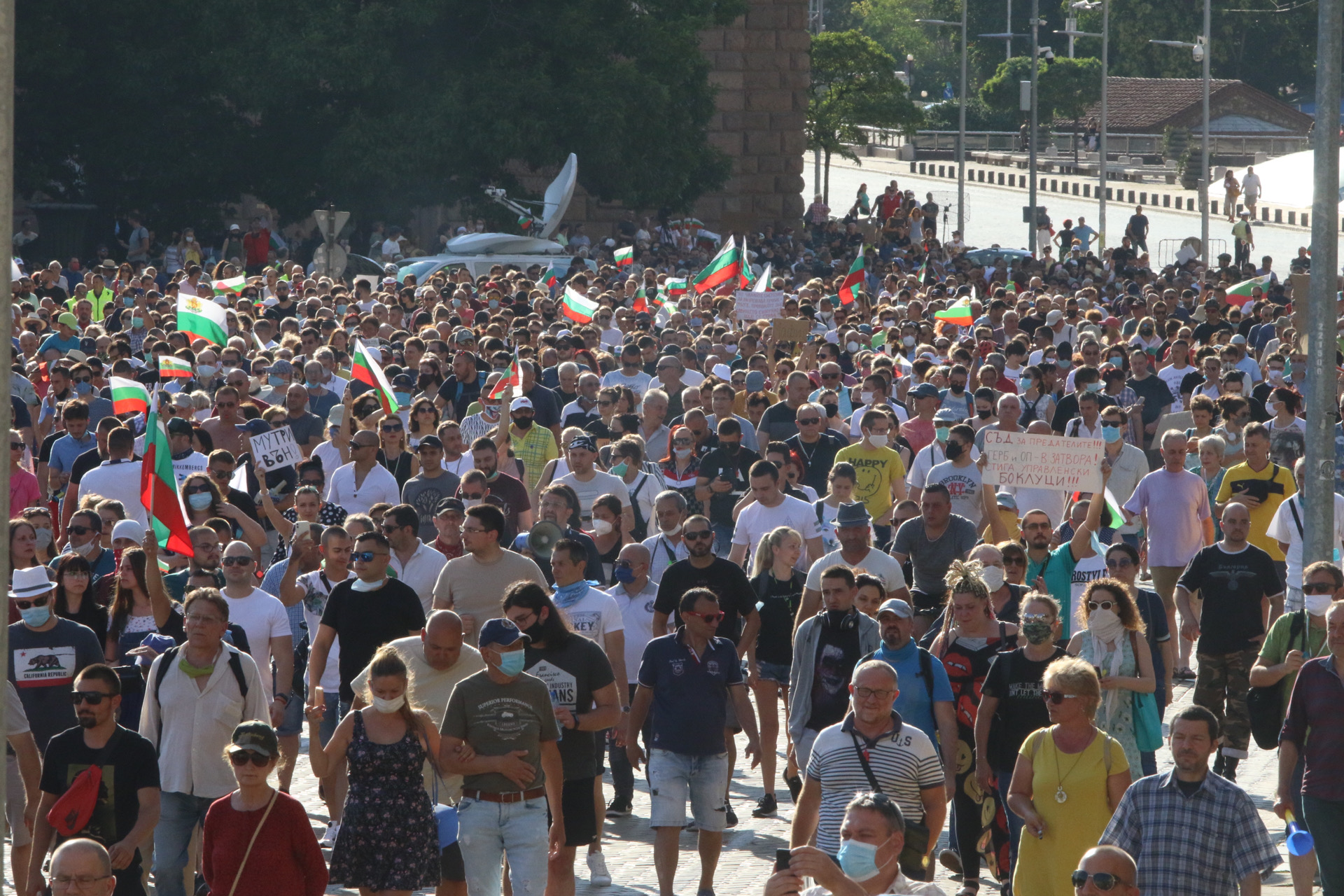 За трета поредна вечер граждани се събраха на протест в центъра на София