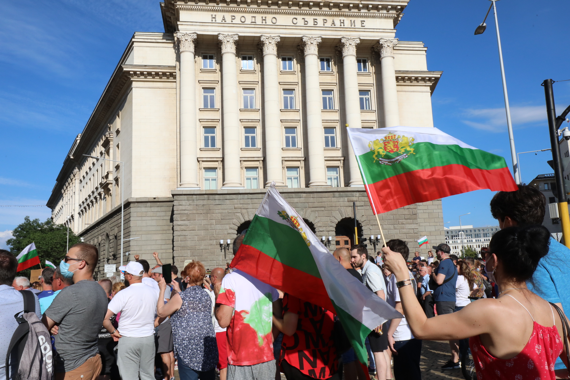 За трета поредна вечер граждани се събраха на протест в центъра на София