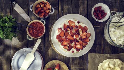  Лятно прелъщение: Торта Павлова с червени плодове 