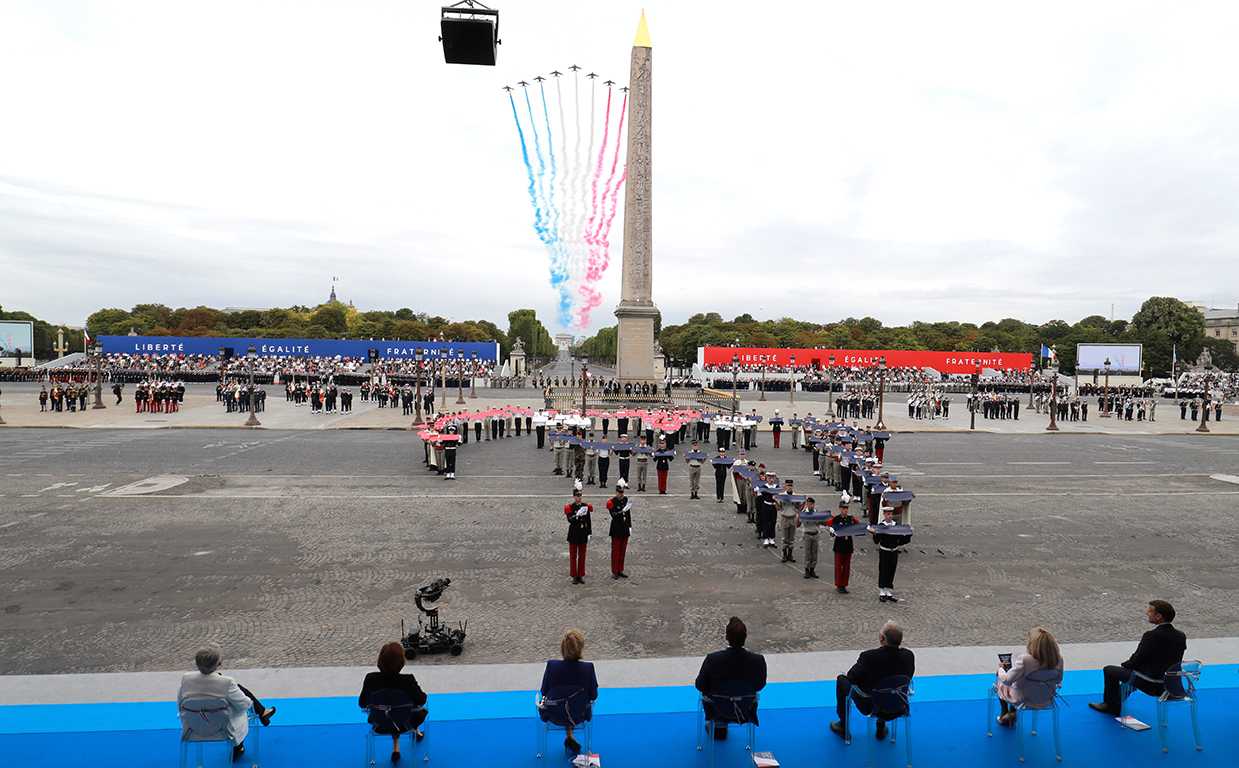 <p>Президентът Еманюел Макрон участва в по-скромен парад на площад &quot;Конкорд&quot;.</p>