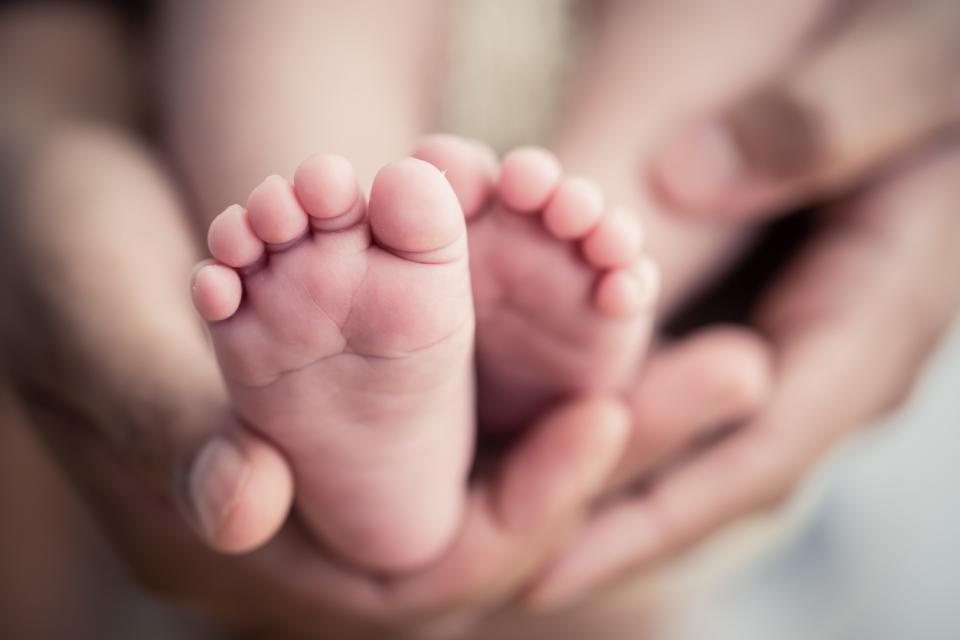 бебе крака крачета новородено
