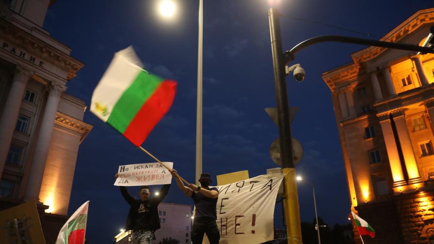  „ Спасеното ” знаме от „ Росенец ” пътува към митинга в София 