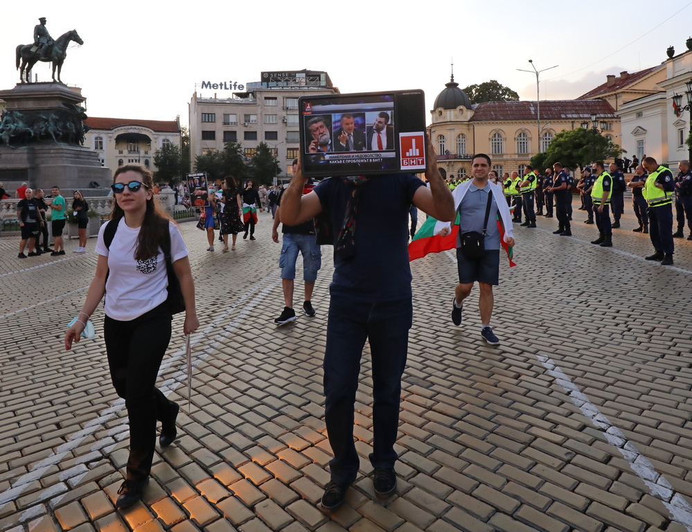 <p>Осма вечер на антиправителствени протести в София</p>