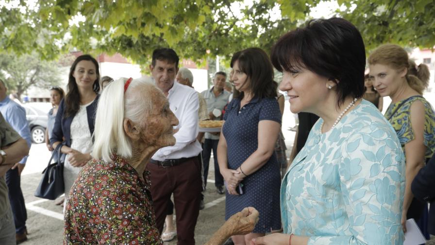  Караянчева: „ Отровно трио ” политици желае да яхне митинга 