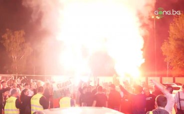 Вижте цялата радост изразена със запалването на фойерверки на феновете