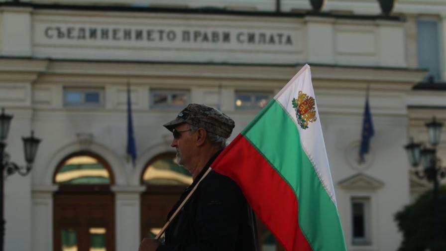  Протестиращите се събират от сутринта, готвят обсада на Народното събрание 