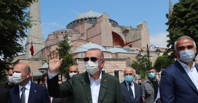 Свят Ердоган посети Света София Мозайките и стенописите ще останат