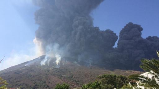  Вулканът Стромболи в Италия изригна мощно 