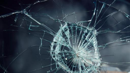  Неизвестни разрушиха стъклото на приемната на ГЕРБ в Благоевград 