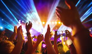 Целувки, купони, протести: Защо коронавирусът се шири на Балканите