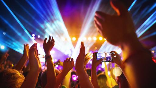  Целувки, купони, митинги: Защо коронавирусът се шири на Балканите 