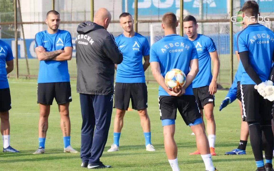 Левски тренира под жаркото слънце в София .native-ad-suggested-news { position:
