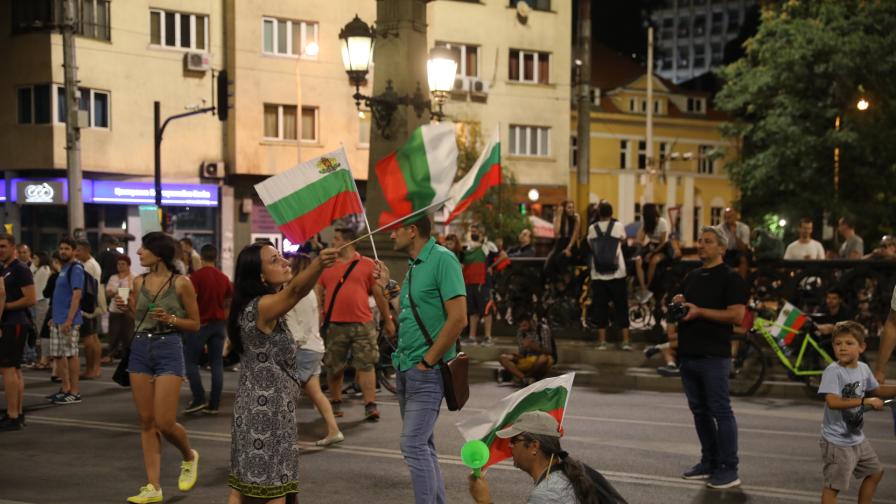  Момиче пострада, водач мина през протестиращи в София 