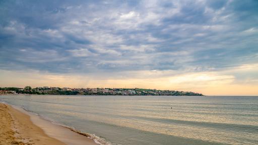  Своеволията не престават, мъж паркира на плажа в Шкорпиловци 