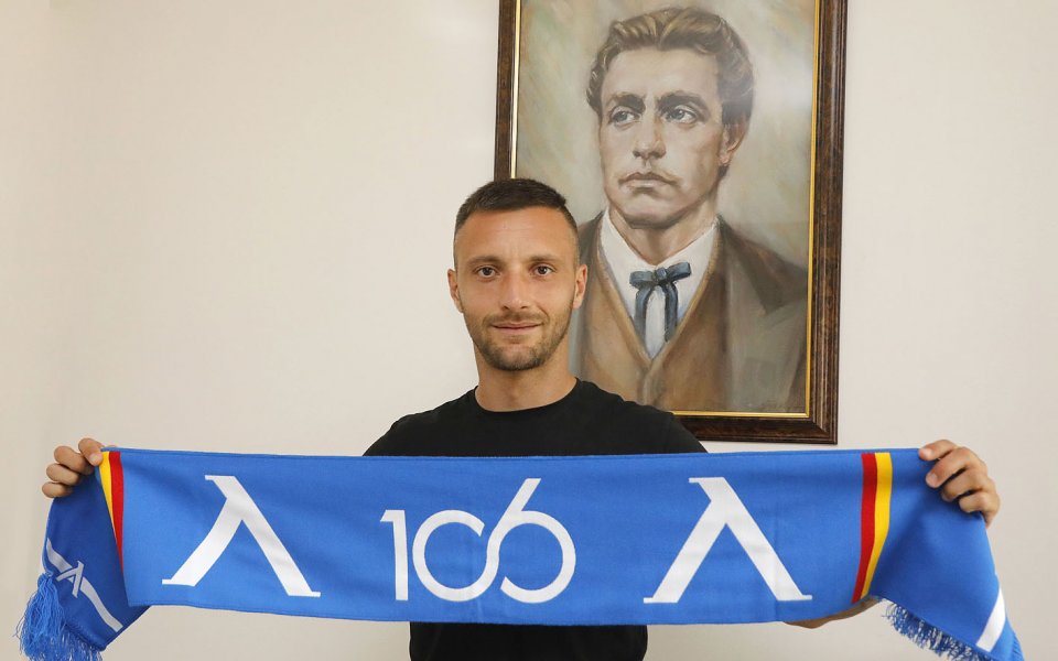 Левски подписа договор за една година със защитника Орлин Старокин.