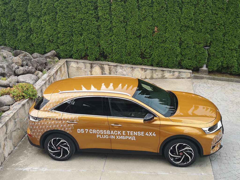 DS 7 Crossback E-Tense 4x4 е произведение на висшата френска мода. Това е глътка свеж въздух на фона на сивото многообразие, но елитарната френска мода не е за всеки, разбирайте - не е по джоба на всеки.