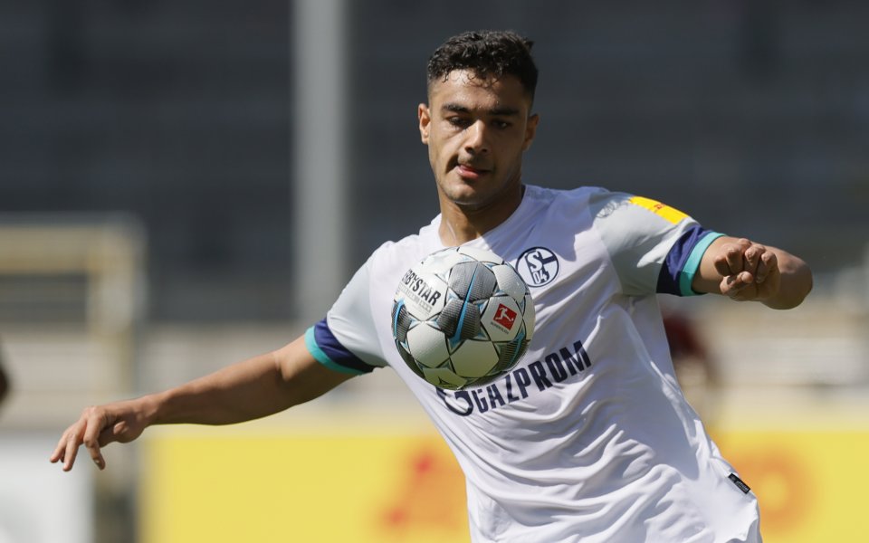 Защитникът на Шалке Озан Кабак може да продължи кариерата си