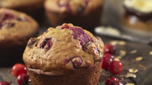  Неустоимо прелъщение: Хрупкави бадемови мъфини с червени плодове 