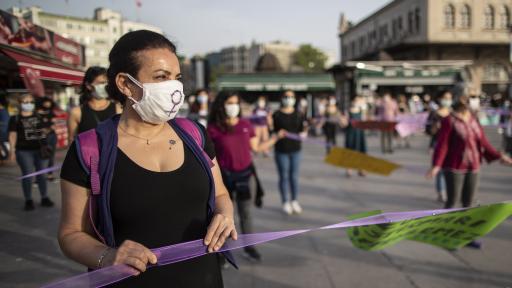  Снимката е от митинг против насилието над дами и деца в Истанбул 