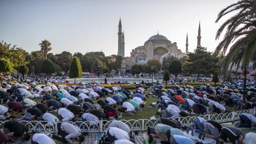  Mюсюлманите празнуват Курбан Байрам, молитвите са навън 