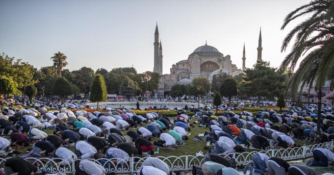 Любопитно Mюсюлманите честват Курбан Байрам молитвите са на открито Заради