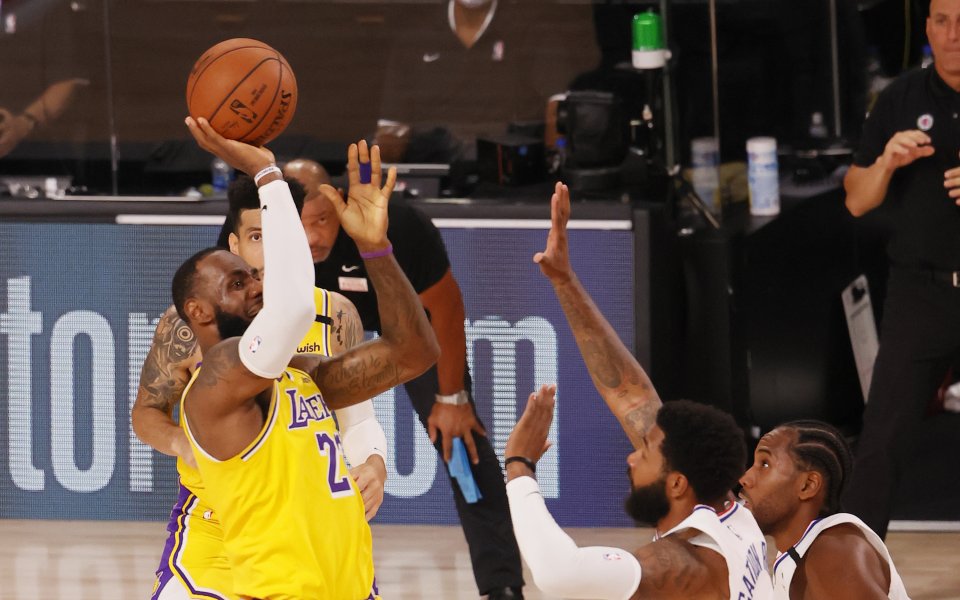 Отборът на ЛА Лейкърс надви градския си съпреник Клипърс със
