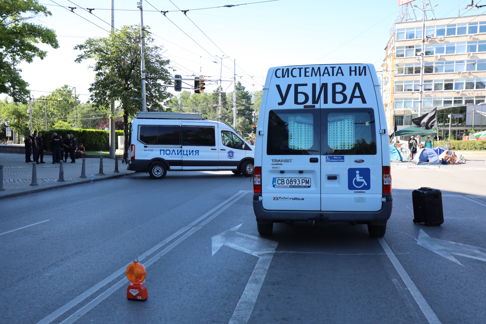 Кръстовището пред СУ "Климент Охридски" осъмна блокирано от протестиращи след като цяла нощ на него полицията държа блокиран бус, превозващ майки на деца с увреждания от движението "Системата ни убива"