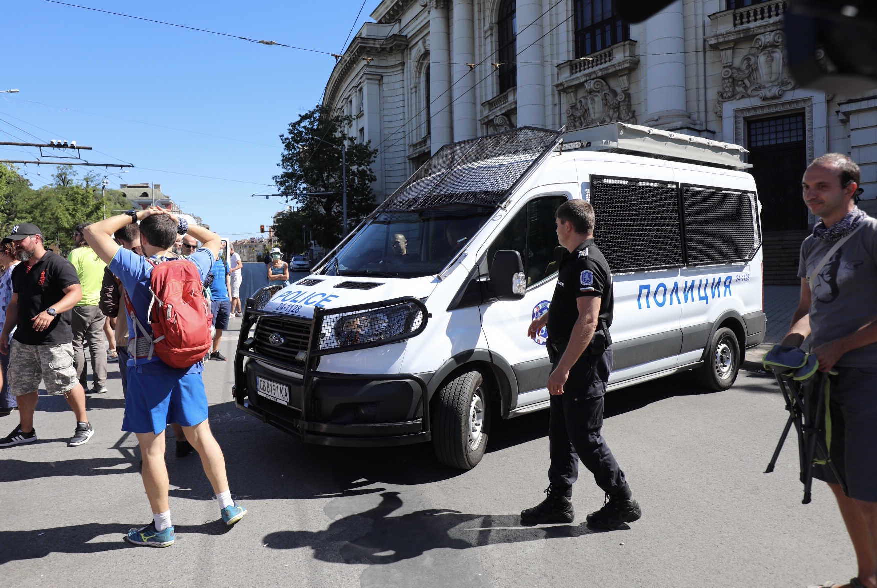 Кръстовището пред СУ "Климент Охридски" осъмна блокирано от протестиращи след като цяла нощ на него полицията държа блокиран бус, превозващ майки на деца с увреждания от движението "Системата ни убива"