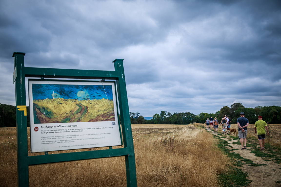<p>Туристи минават покрай мястото, където холандският художник Винсент ван Гог рисува &quot;Пшеничното поле с гарвани&quot; в Овер-сюр-Оаз, на север от Париж, Франция</p>