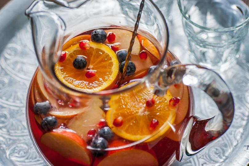 <p><strong>Розова сангрия</strong></p>

<p>Тази сладка плодова сангрия съчетава вино розе и газирана вода с лимони, портокали, ягоди и ябълки. Отпиването му ще ви помогне да увеличите приема на витамин С, който освен че подпомага здравето на кожата, също засилва имунитетът ни към вируси. Повечето розе вина са с по-ниско съдържание на алкохол и съдържат по-малко калории от повечето червени вина. Ако искате да създадете подходяща за деца сангрия, просто заменете виното със сок от бял грозде.</p>