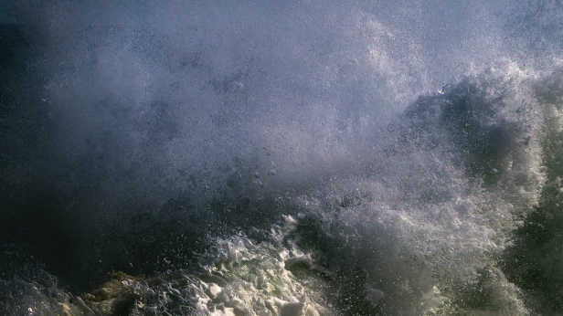 Огромни вълни заливат автомобили на остров Ман