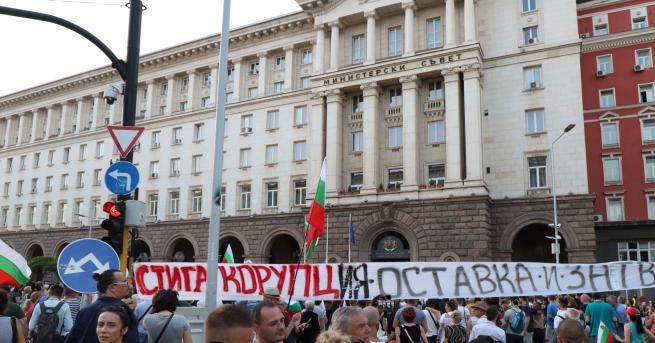 България Протестите продължават – блокади в София и Варна Блокирани
