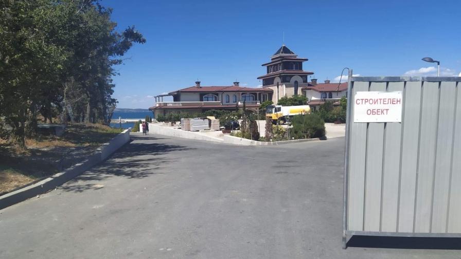  Махнаха оградите, които спираха достъпа до плажа в парк 