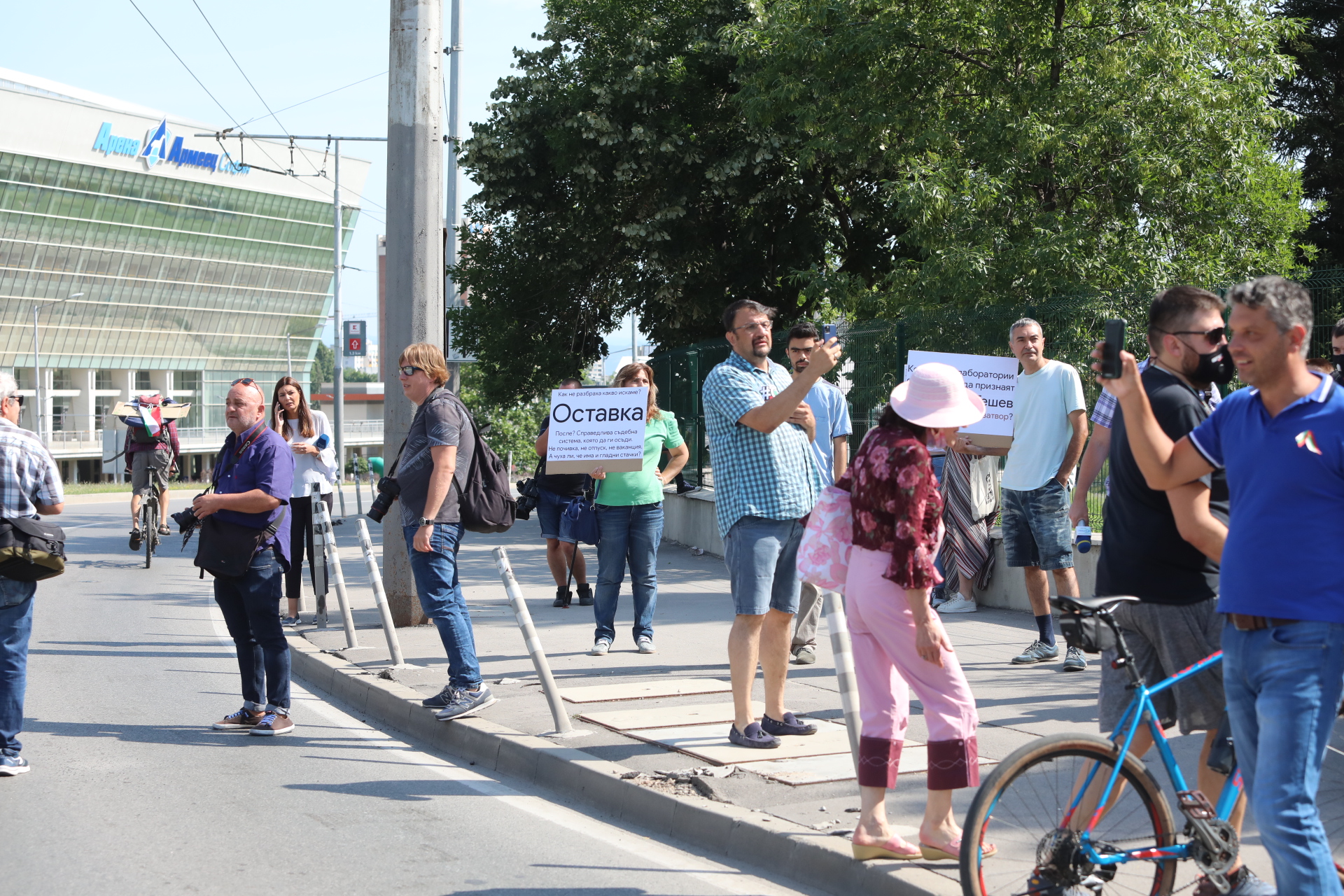 Идващите членове на партията са посрещнати от група протестиращи, които блокираха две от пешеходните пътеки на кръговото кръстовище на „4-ти км”.