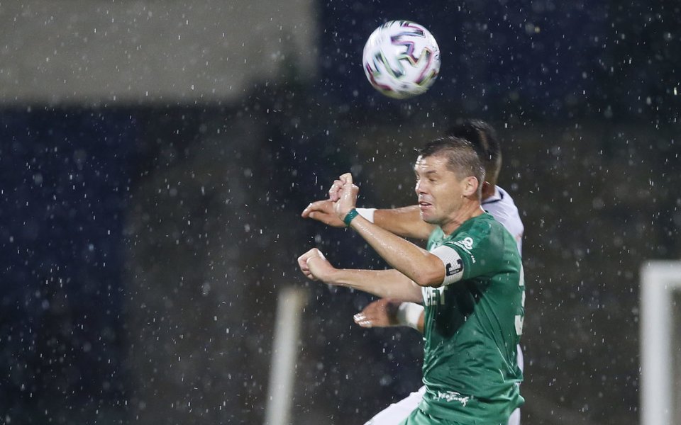 Капитанът на Ботев Враца Валери Домовчийски е свалил ботуша, който