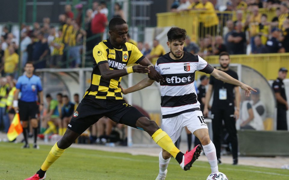 Полузащитникът на Ботев Пловдив Мишел Еспиноса е с травма след