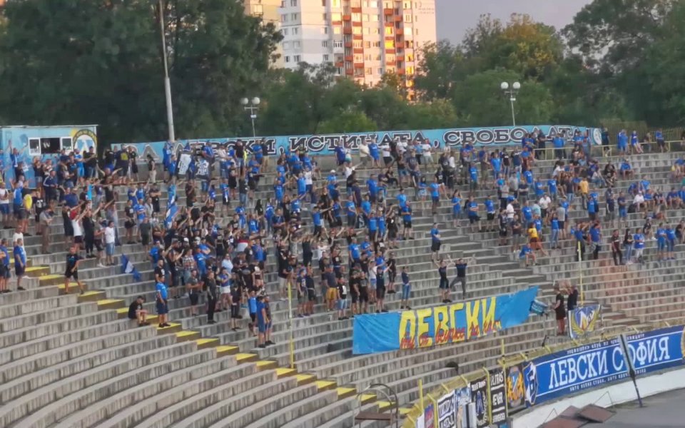 Привържениците на Левски заеха своите места на трибуната сектор "Б",
