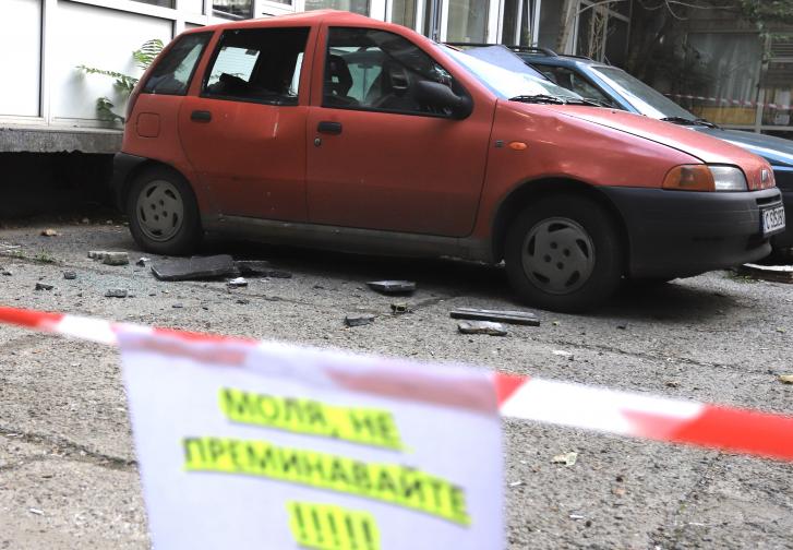 Плоча падна и смачка автомобил пред НАП в София