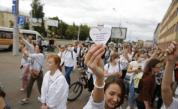  Арестуваха хиляди протестиращи в Беларус, дамите с акция против полицейското принуждение 