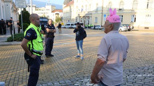  <p>Извънредното съвещание се провали, митинг пред НС</p> 
