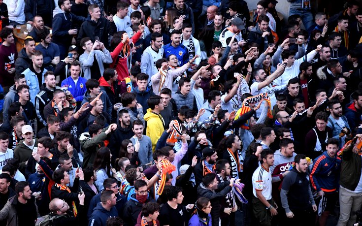 Феновете на Валенсия скочиха на протест срещу собственика