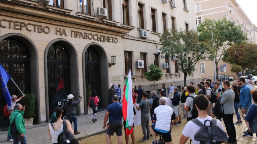 Протестиращи се барикадираха в Министерството на правосъдието
