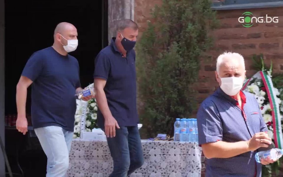 Родният футболен елит се сбогува с легендата Бисер Михайлов .native-ad-suggested-news