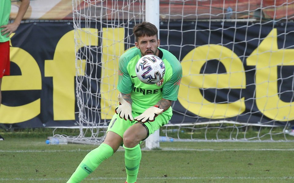 Вратарят на Царско село Михаил Иванов се възползва по най-добрия