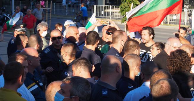 резидентът Румен Радев се срещна с протестиращи при палатковия лагер