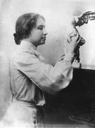 <p><strong>Хелън Келър</strong><o:p></o:p></p>

<p>Хелън Адамс Келър е <strong>американски автор, политически активист и лектор и първият глух и сляп човек, който получава бакалавърска степен в изкуствата</strong>.<o:p></o:p></p>

<p>Тя е родена на 27 юни 1880 г. в Алабама, САЩ. Когато е на 19 месеца се разболява и вследствие на болестта губи слуха и зрението си.<o:p></o:p></p>

<p>Семейството на Хелън решава да й наеме специализиран учител &ndash; Ан Съливън. <strong>С времето тя се научава да чете и пише по браиловата азбука, да разчита говора по устните на хората и дори да говори.</strong><o:p></o:p></p>

<p>С помощтта на Ан, Хелън посещава Института за слепи хора &bdquo;Пъркинс&ldquo; в Бостън, Масачузетс, а след това и училище за глухи в Ню Йорк. Тя успява да се интегрира в обществото и да се научи как да общува.<o:p></o:p></p>

<p><strong>Хелън се бори срещу войната, за правата на жените да гласуват, за правата на работниците и още значими каузи. Издава 12 книги и има редица публикации в медиите.</strong><o:p></o:p></p>

<p>До смъртта й през 1968 г. успява да извърши редица значими неща, заради което е <strong>избрана за вицепрезидент на Кралския институт на слепите хора и създава Американското дружество на слепите, което е активно и до днес</strong>.<o:p></o:p></p>